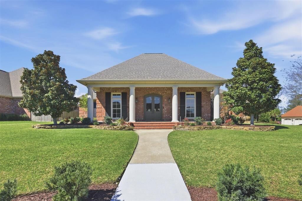 Property Photo:  4800 Kingspoint Drive  LA 70605 