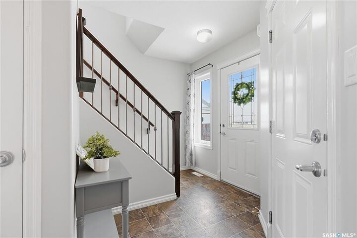 Photo de la propriété:  5005 Central Avenue 1  SK S0K 4R0 