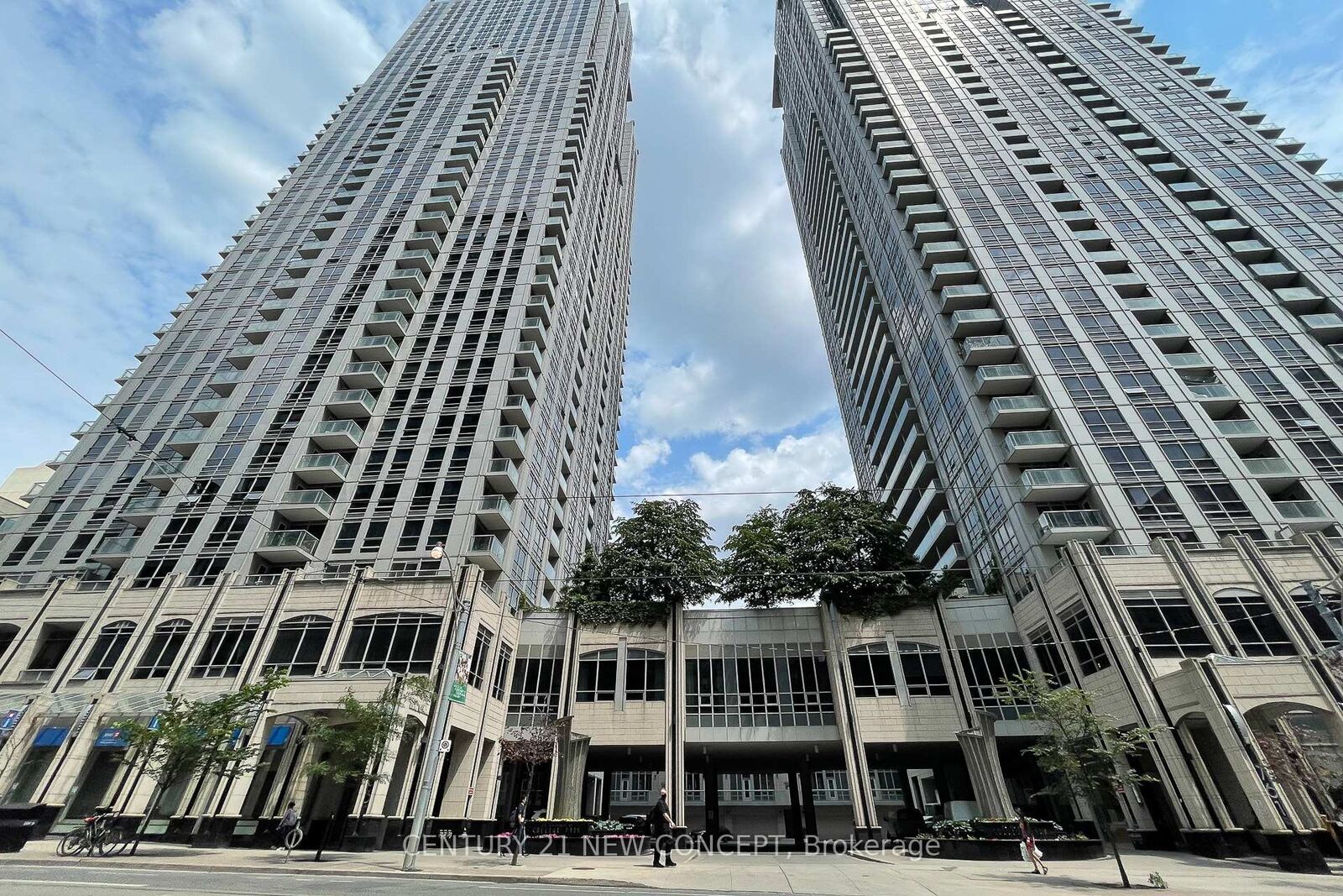 Property Photo: 761 Bay Street 404 ON M5G 2R2