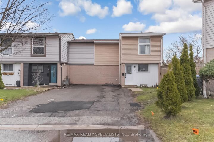 Property Photo: 8 Grantbrook Court ON L6S 2K8
