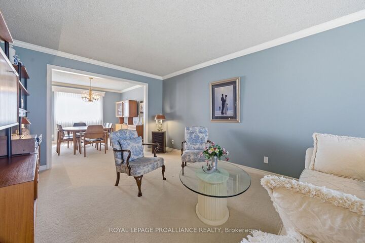 Property Photo: 125 Tracey Park Drive ON K8P 5C7
