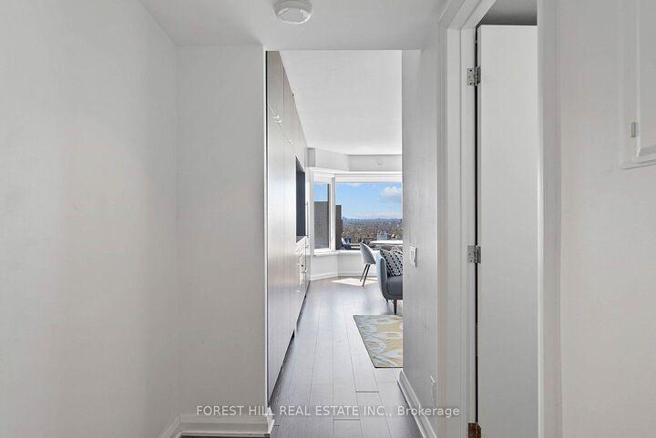 Property Photo: 155 Yorkville Avenue 2917 ON M5R 0B4