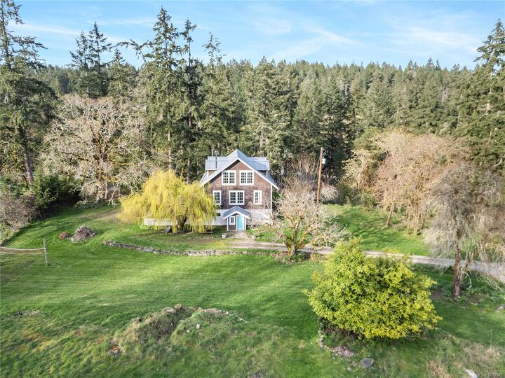 Property Photo: 301 Epron Rd BC V8K 2B4