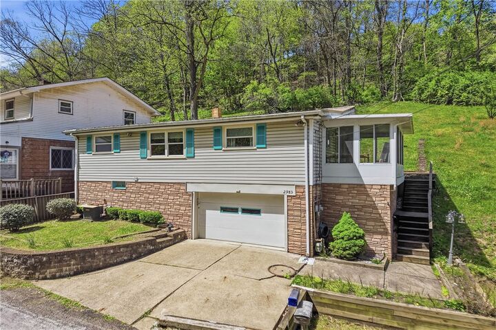 Property Photo:  2983 Edgecliff Rd  PA 15068 