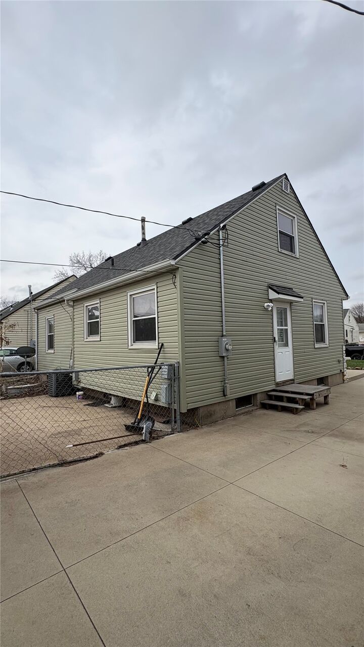 Property Photo: 1421 9th St NW IA 52405