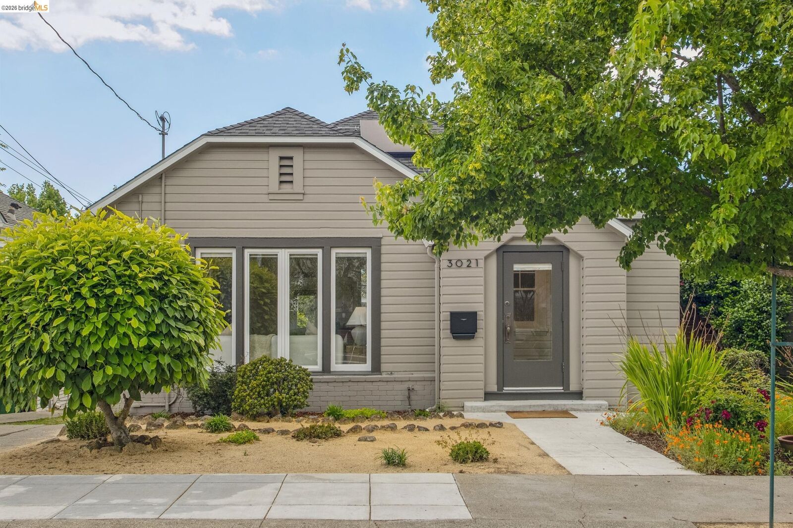 Property Photo:  3021 California St  CA 94602 