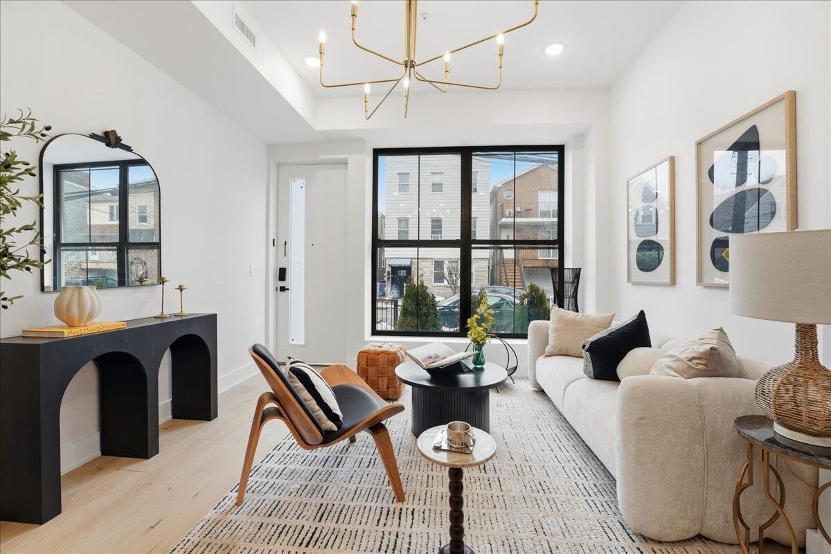 Property Photo:  15 Manhattan Ave 1  NJ 07307 