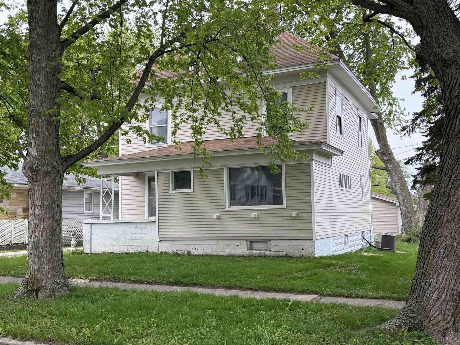 Property Photo:  20 5th Ave SE  IA 50662 