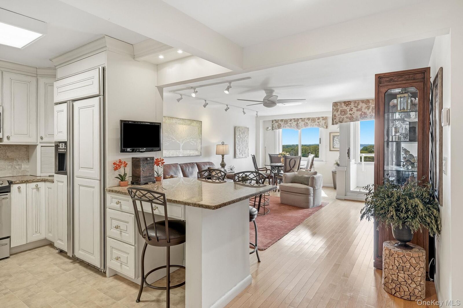 Property Photo:  701 Pelham Road 2B  NY 10805 