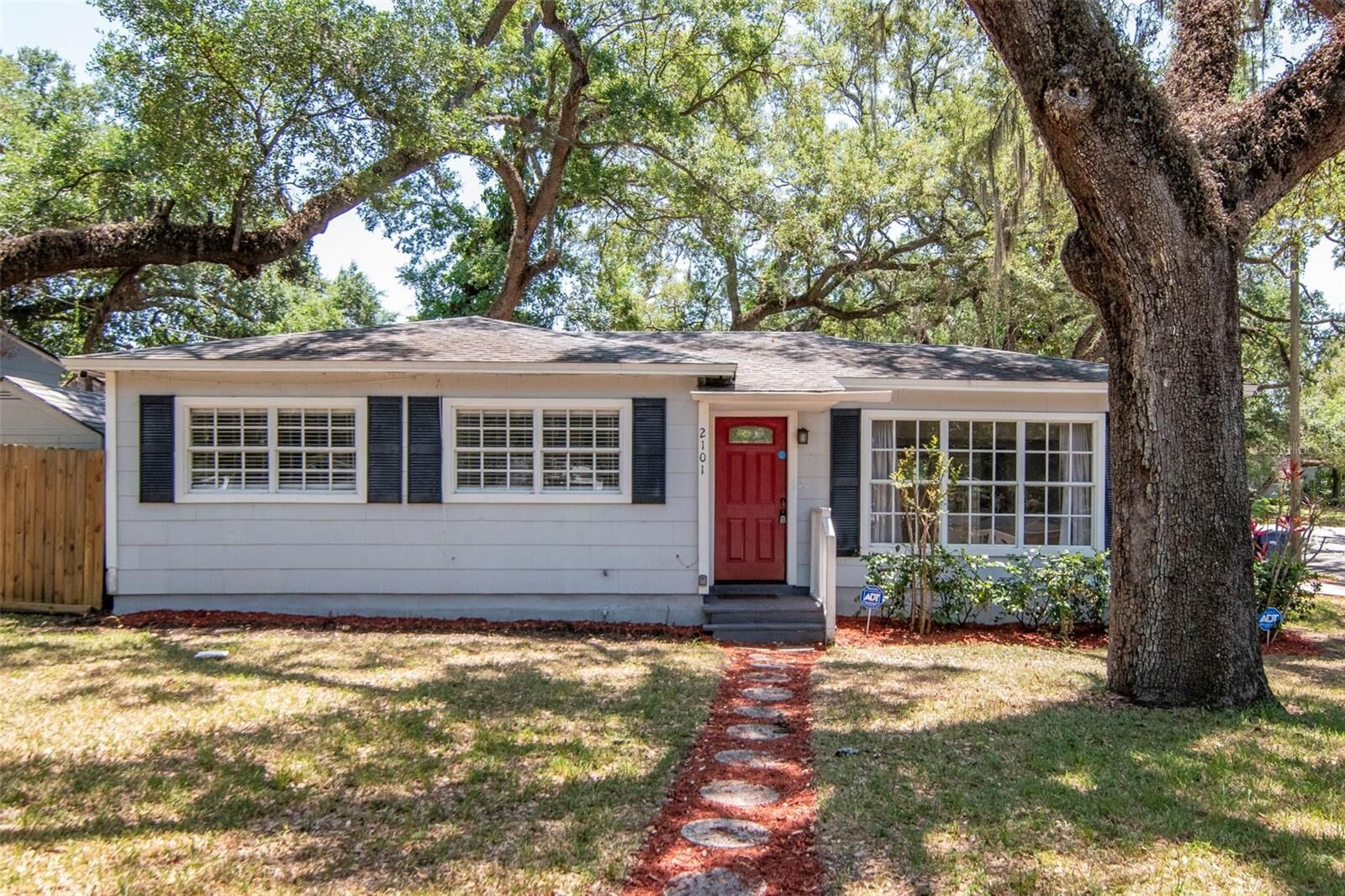 Property Photo:  2101 E Howell Street  FL 33610 