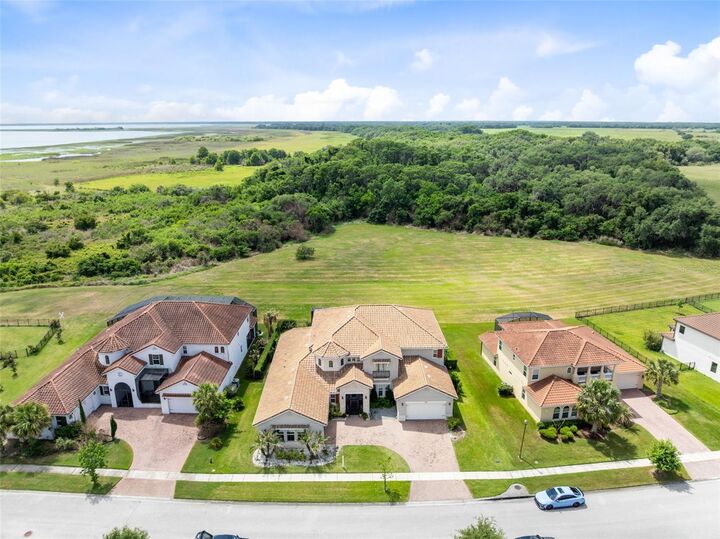 Property Photo:  900 Windlass Court  FL 34746 