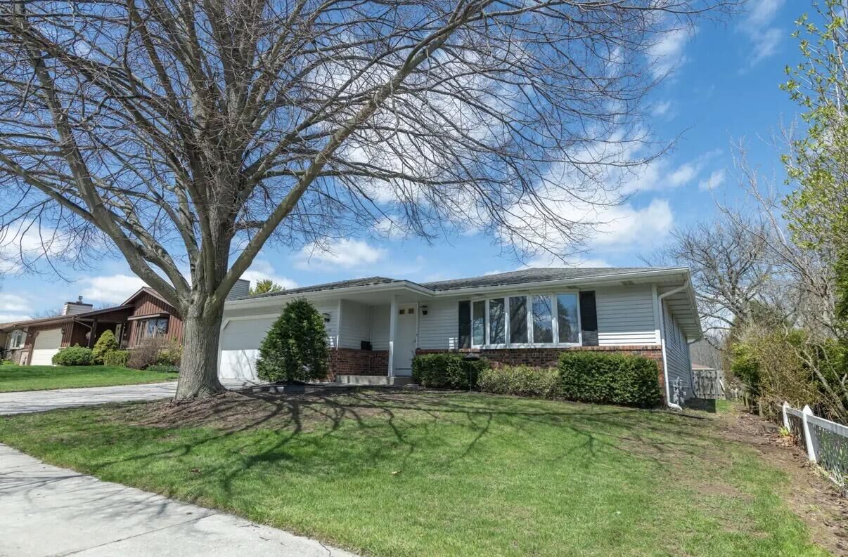 Property Photo: 1816 Camelot Blvd WI 53081
