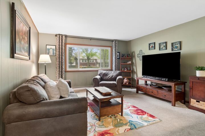 Property Photo:  4 S Cypress Lane  IL 60542 