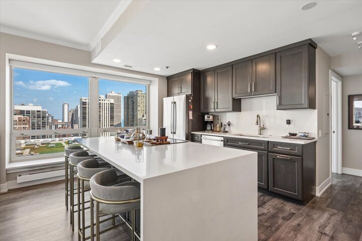 Property Photo:  57 E Delaware Place 1805  IL 60611 
