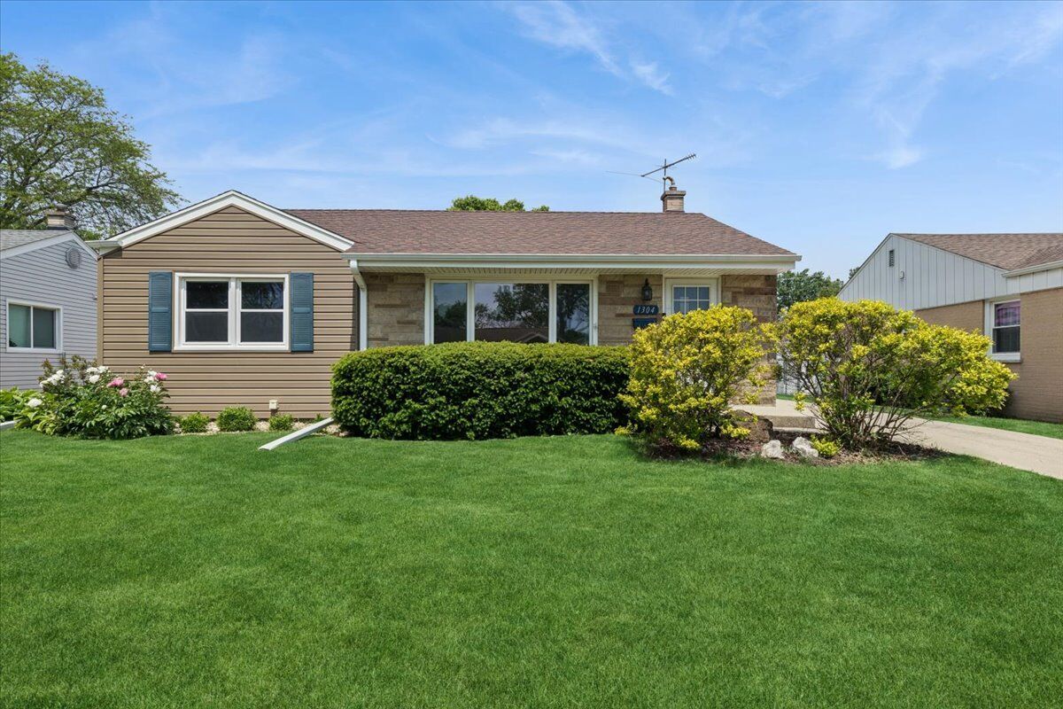 Property Photo:  1304 Dennis Place  IL 60018 
