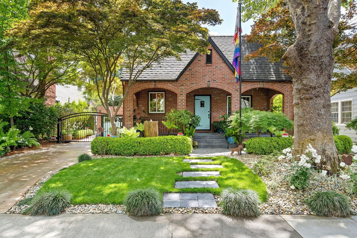 Property Photo:  1630 11th Avenue  CA 95818 