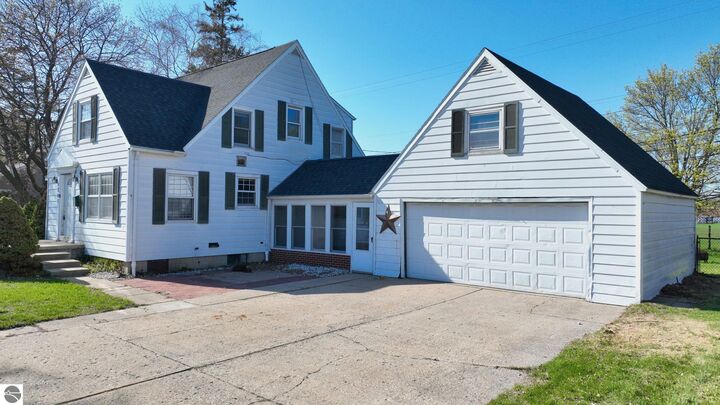Property Photo:  1207 North Drive  MI 48858 