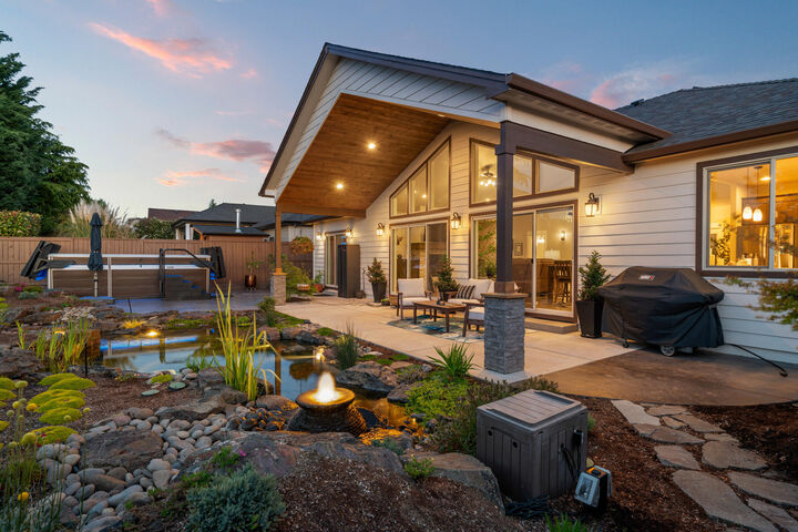 Property Photo:  983 Pumpkin Ridge Drive  OR 97524 