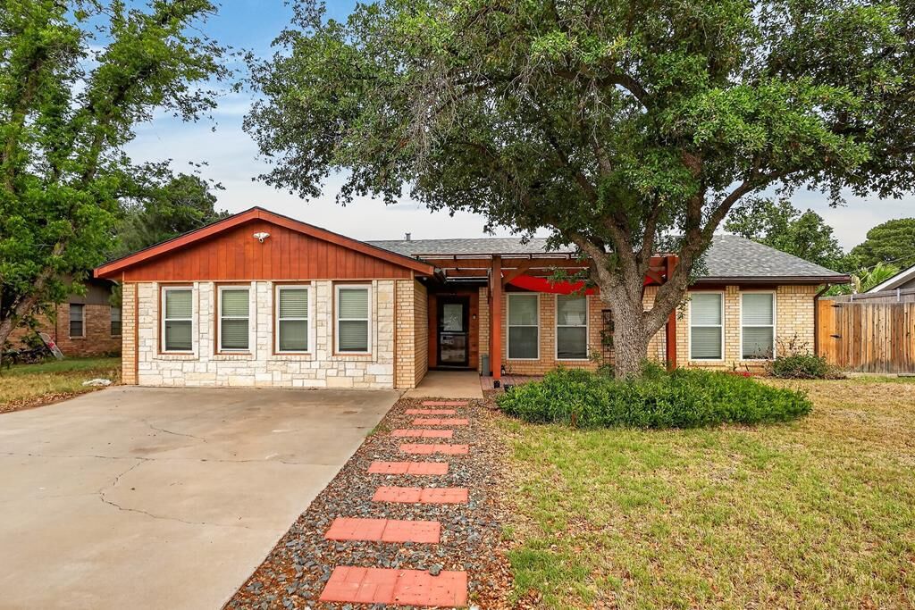 Property Photo: 2200 Hughes St TX 79705