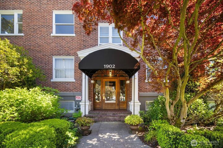 Property Photo:  1902  Bigelow Avenue N 304  WA 98109 