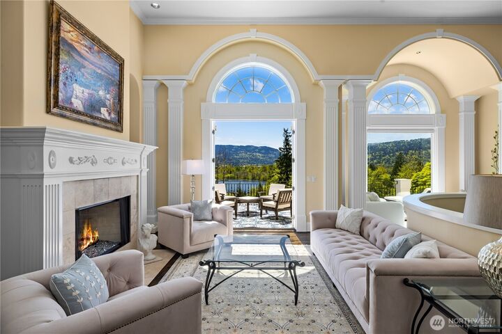 Property Photo:  4145  Peregrine Point Way SE  WA 98075 