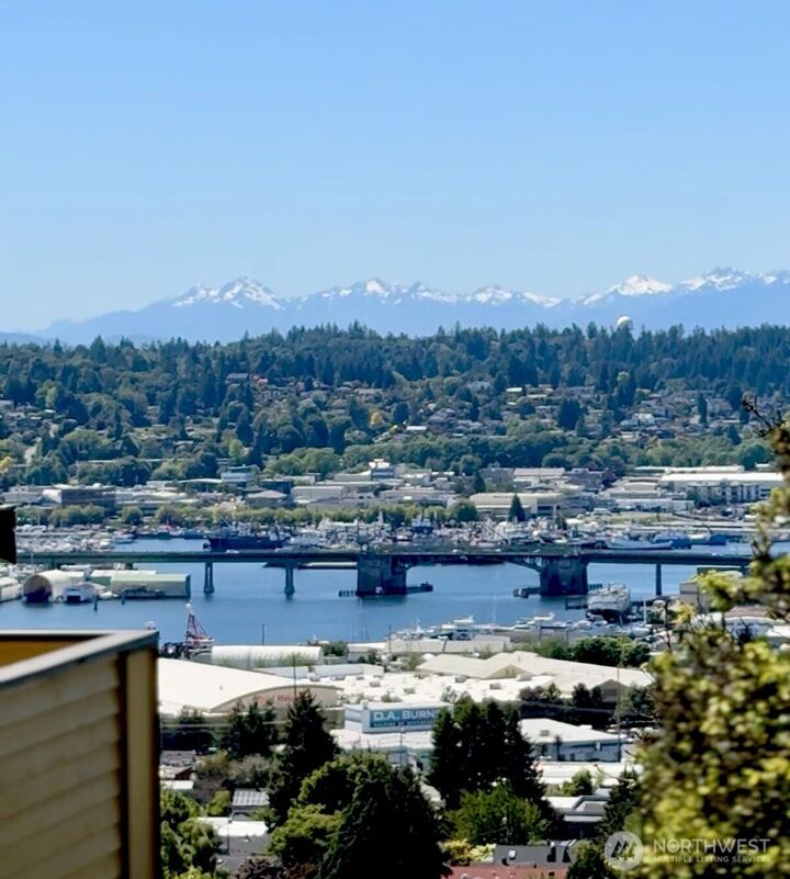 Property Photo:  4511  Greenwood Avenue N 6  WA 98103 