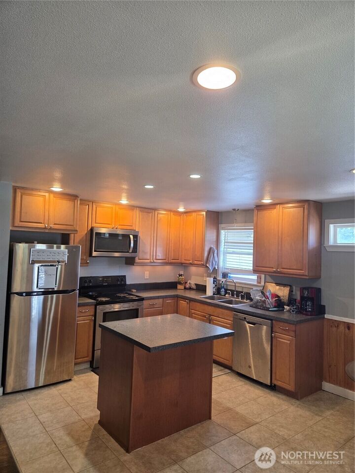 Property Photo:  2000 E Highland Avenue  WA 98273 