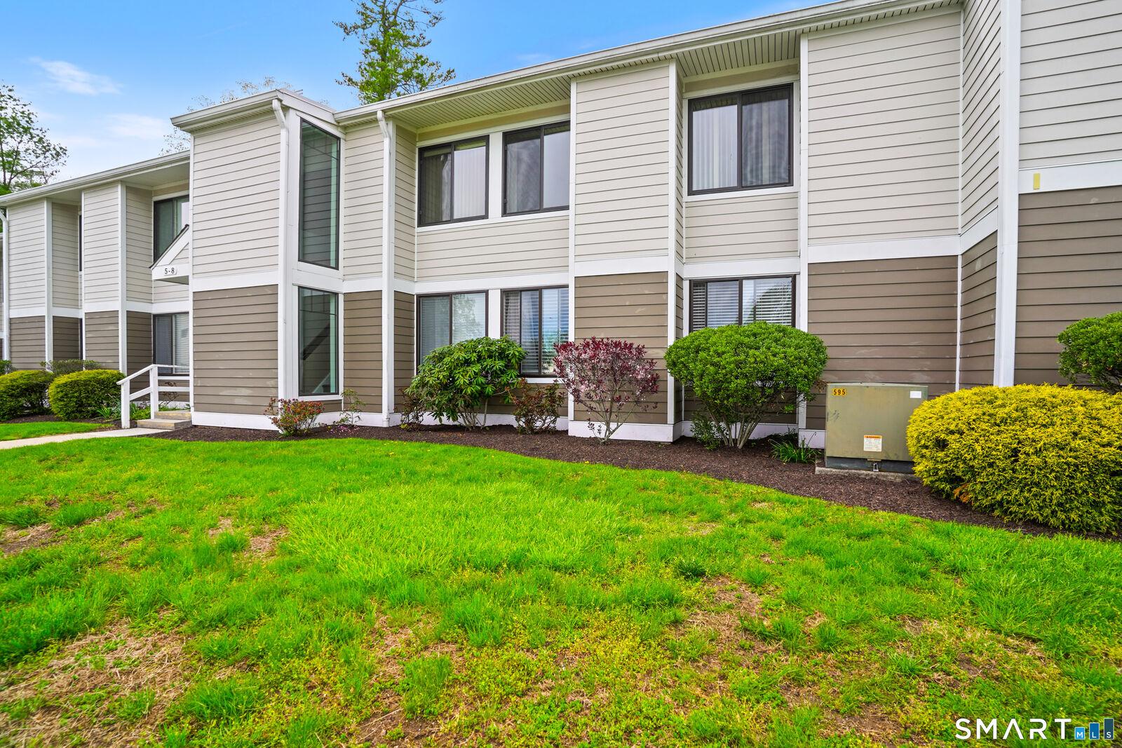 Property Photo:  6 Stebbins Close 6  CT 06877 
