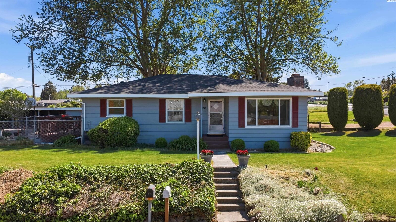 Property Photo:  1721 W 12th Ave  WA 99337 