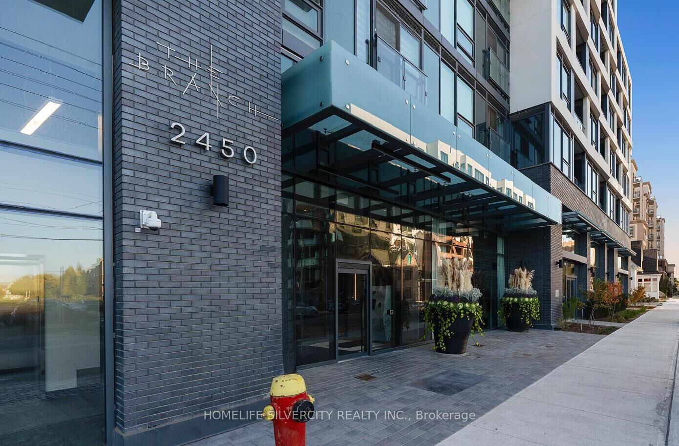 Property Photo: 2450 Old Bronte Road 811 ON L6M 5P6