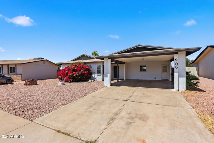 Property Photo: 906 W Saint John Road AZ 85023
