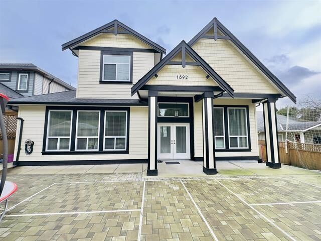 1892 King George Boulevard — photo 1