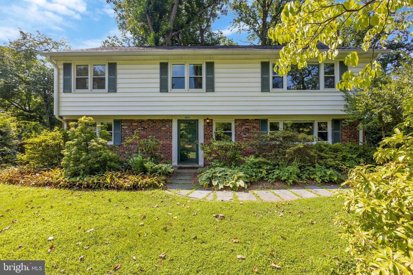 Property Photo:  1411 S West Street  VA 22046 