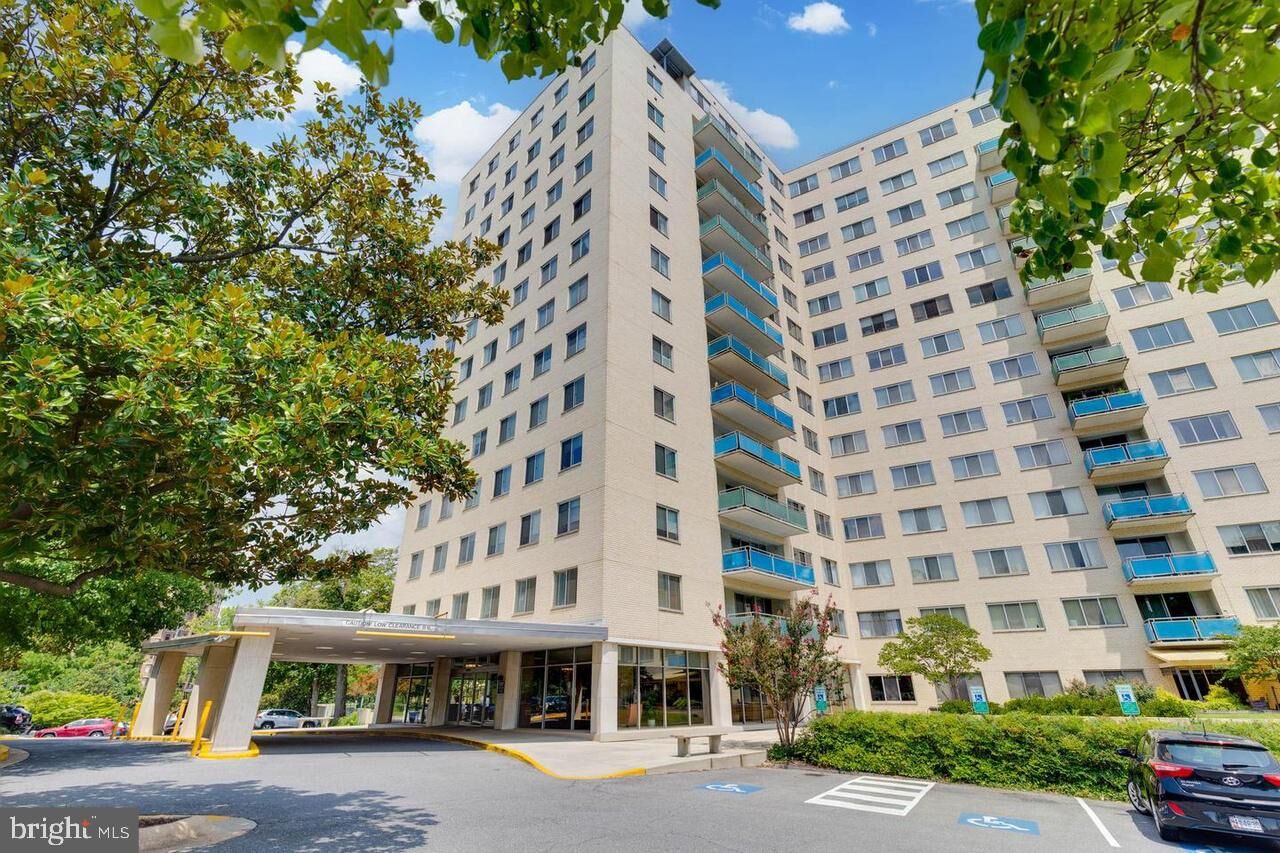 Property Photo:  10201 Grosvenor Place 816  MD 20852 