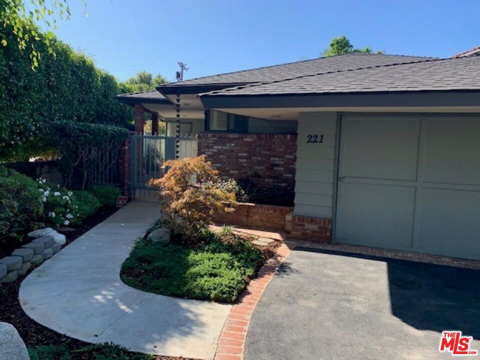 Property Photo:  221 S Carmelina Ave  CA 90049 