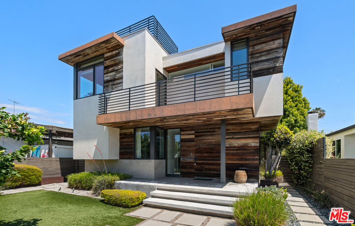 Property Photo:  3108 Yale Ave  CA 90292 