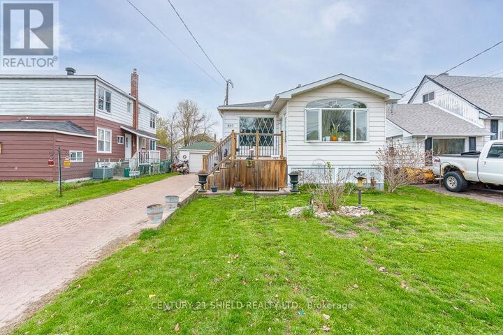 Property Photo: 803 Leonard Avenue East ON K6J 1L5