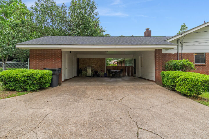 Property Photo:  210 E Lakeside Dr  MS 39402 