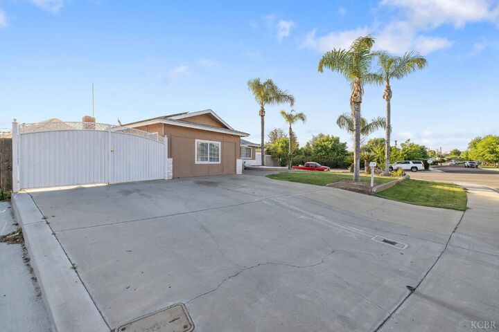 Property Photo:  11 S Byron  CA 93245 
