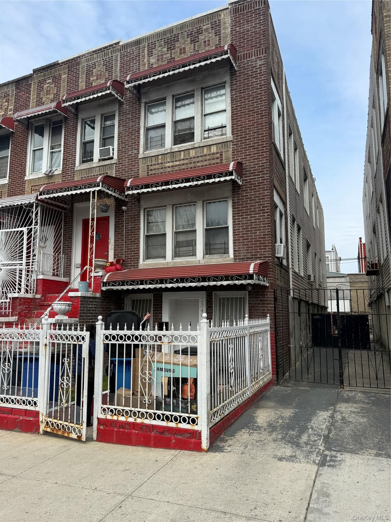Property Photo:  1346 Elder Avenue  NY 10472 