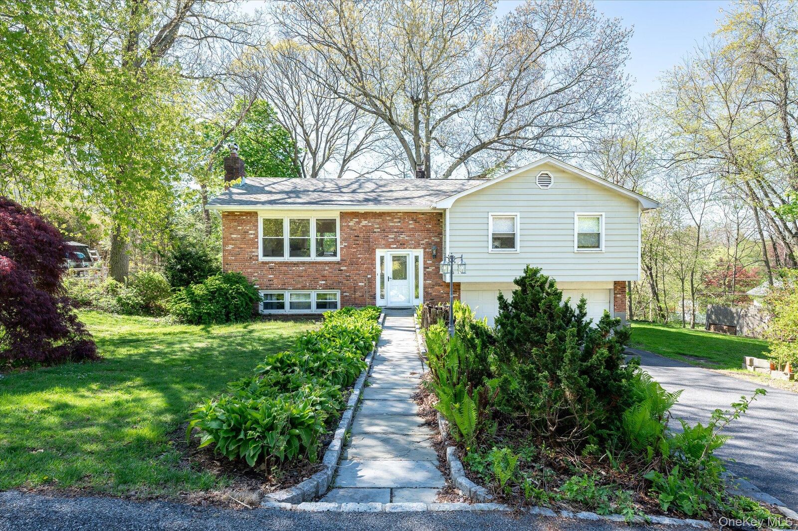 Property Photo:  6 Amawalk Avenue  NY 10501 