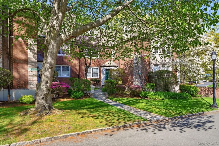 Property Photo:  3 Campus Place #Mr  NY 10583 