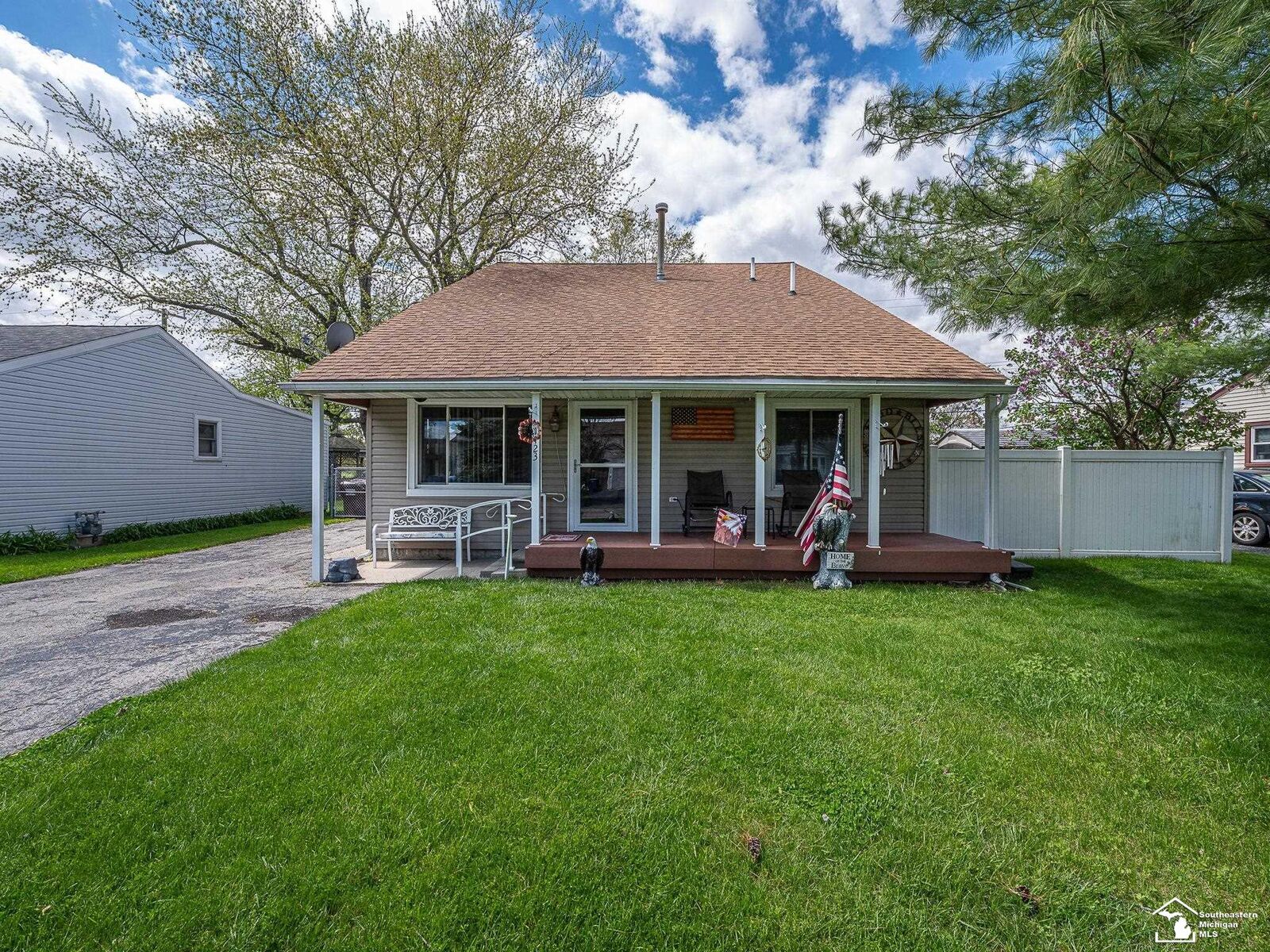 Property Photo:  1423 Sunset Boulevard  MI 48162 