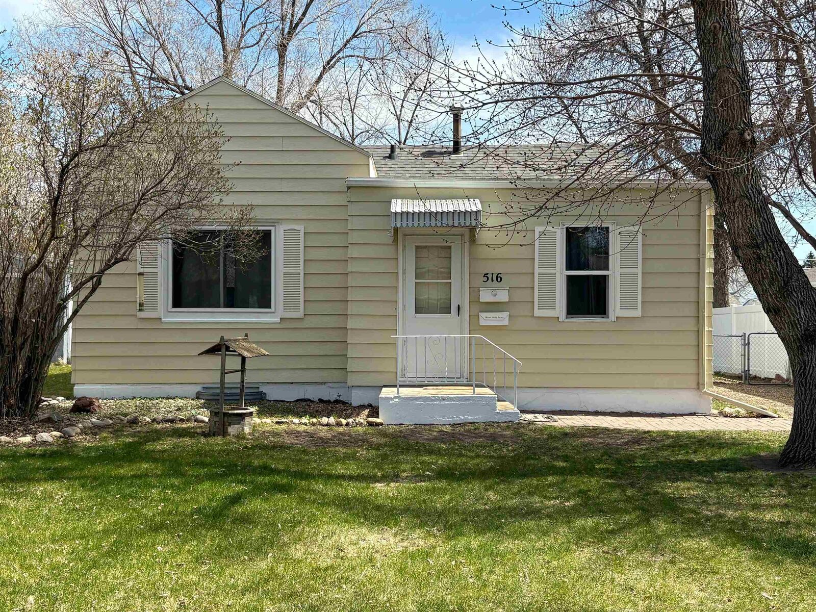 Property Photo:  516 22nd St NW  ND 58703 