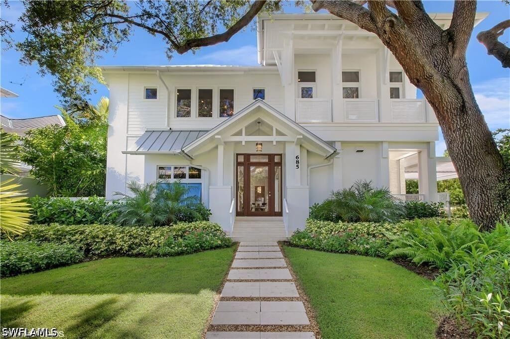Property Photo:  685 2nd Street S  FL 34102 