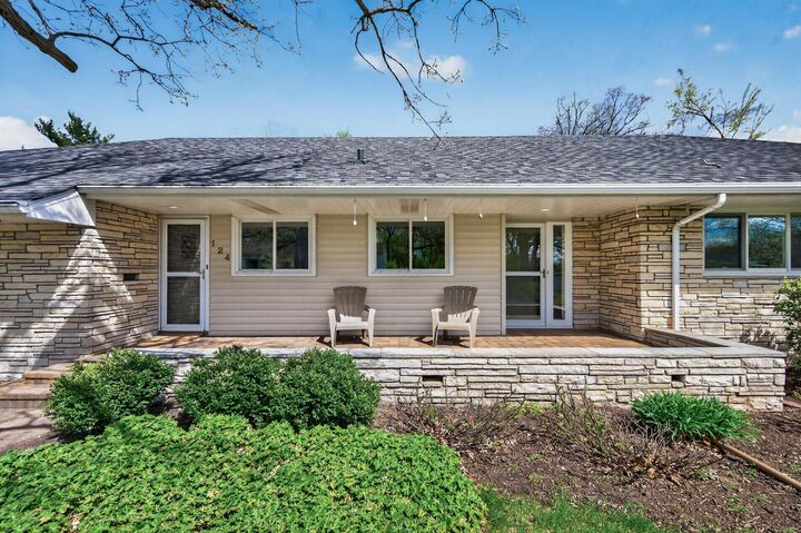 Property Photo:  124 Ardmore Drive  MN 55422 