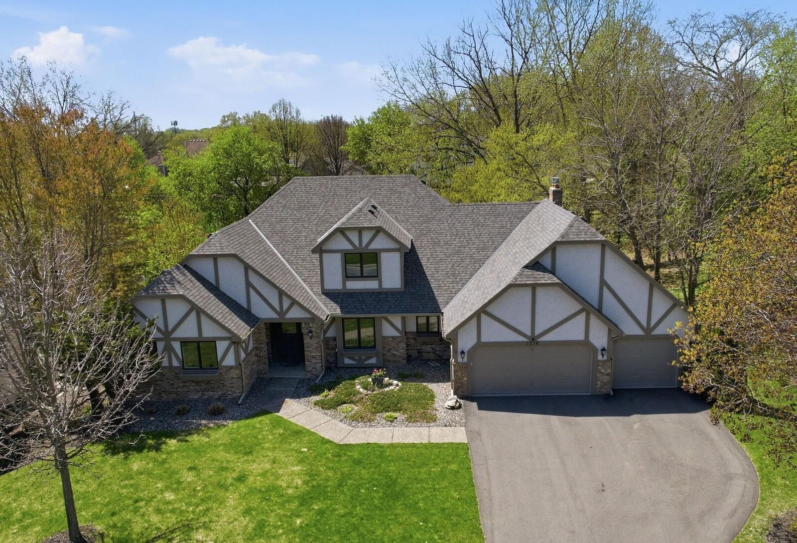 Property Photo:  1316 Summit Oaks Drive  MN 55337 