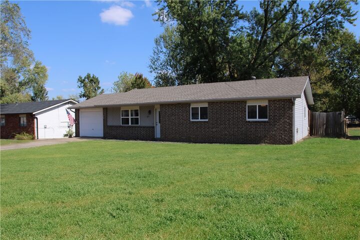 Property Photo:  817 N 30th Street  AR 72756 