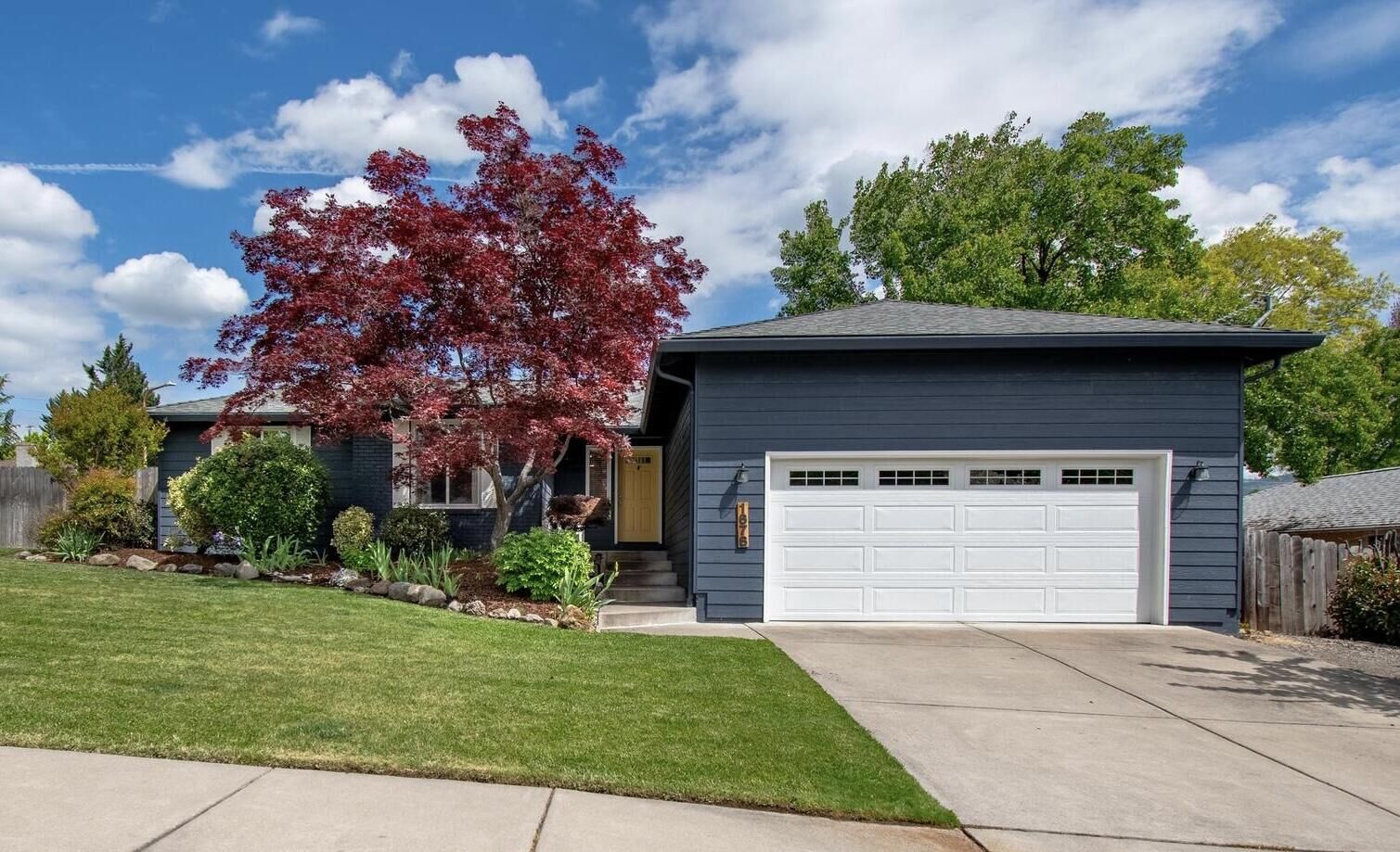 Property Photo:  1676 Edgevale Avenue  OR 97504 