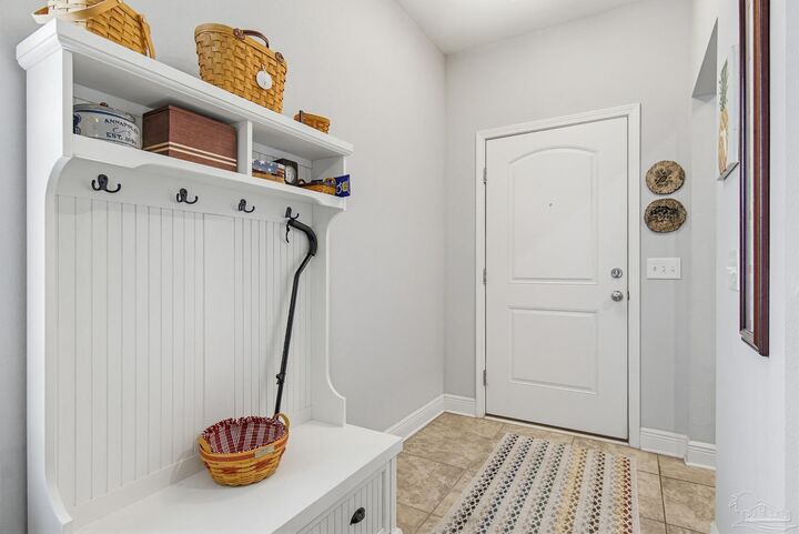 Property Photo: 5610 Vendome Ct FL 32583